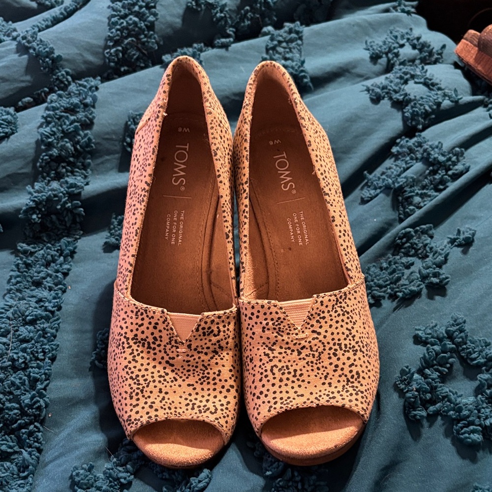TOMS Tan Speckled Peep-Toe Espadrilles
